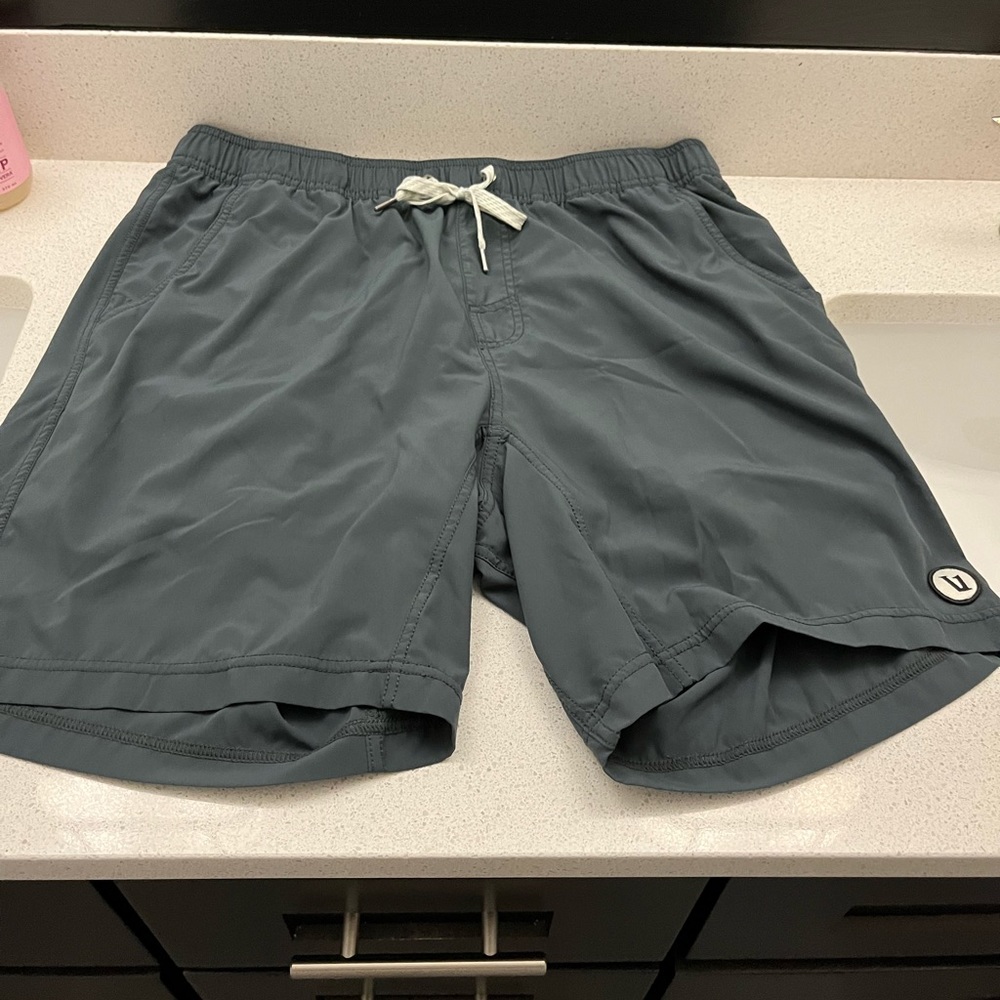 Men XL Vuori shorts with liner. Like new